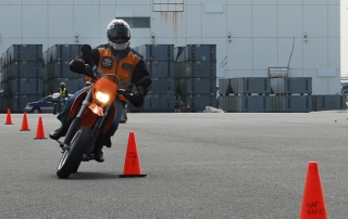 minimoto en un circuito de entrenamiento