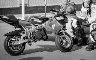 mini pit bike aparcada en un circuito