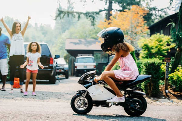 Motos para niños de iniciación y patinetes electricos